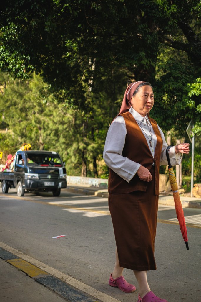 Žmonės renkasi į bažnyčią.