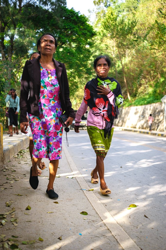 Žmonės renkasi į bažnyčią.