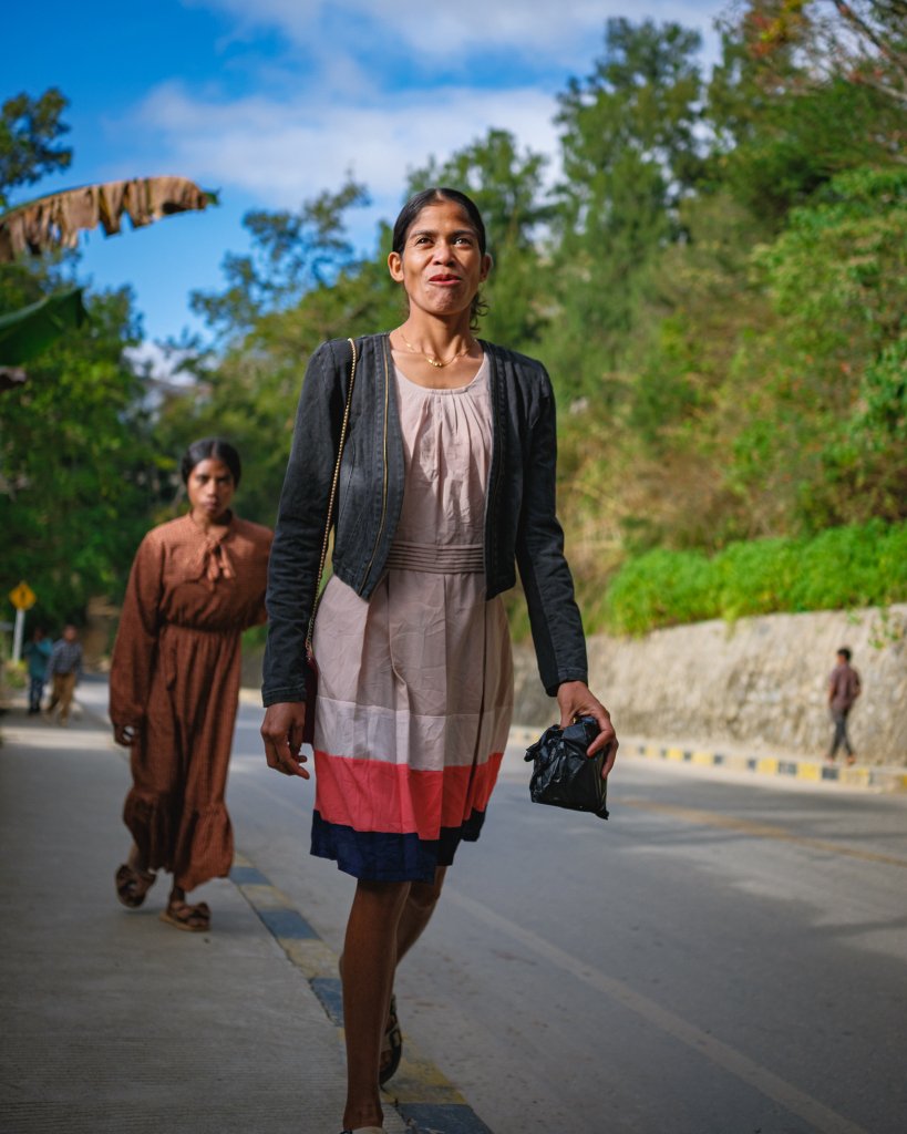 Žmonės renkasi į bažnyčią.