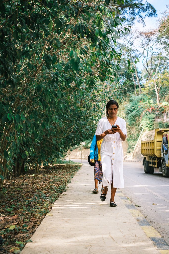 Žmonės renkasi į bažnyčią.
